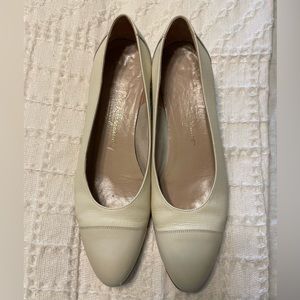 Vintage Salvatore Ferragamo Two Toned Cream/Beige Kitten Heel Size 10